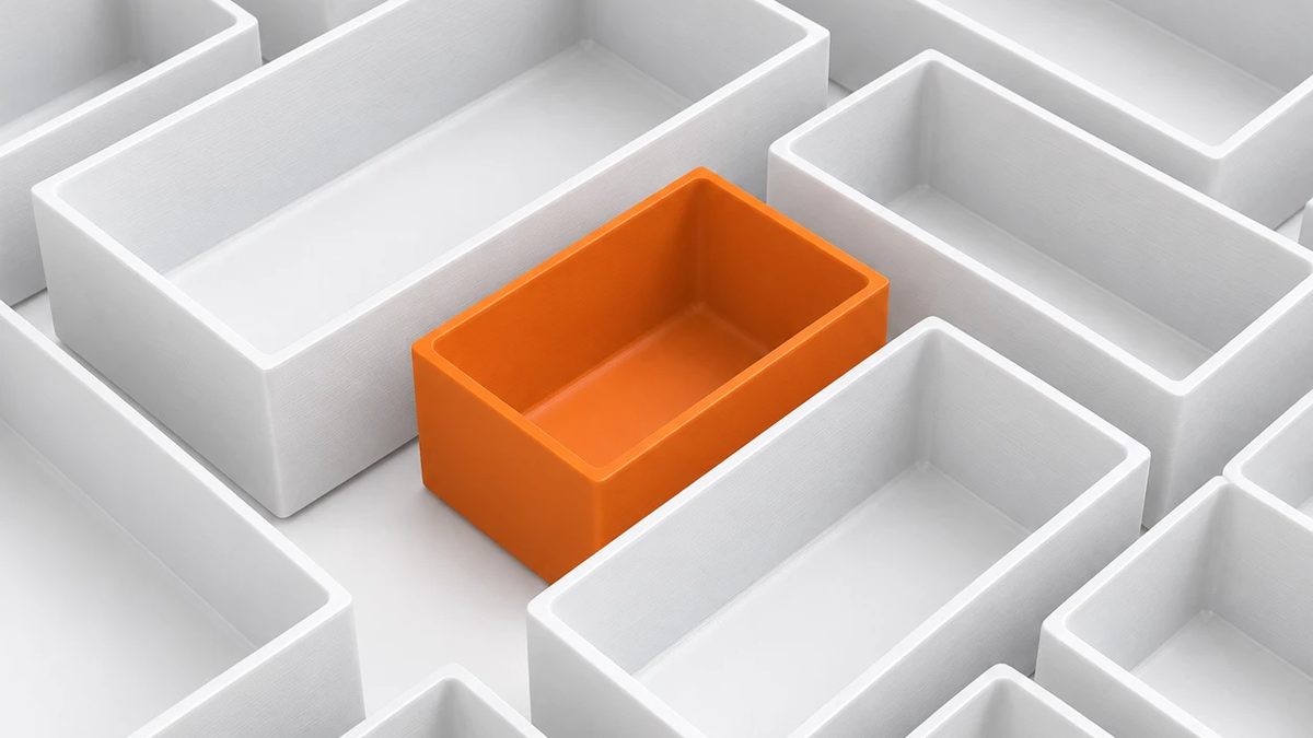 3Dプリントした白い収納ビンの中に、オレンジのビンが1つ